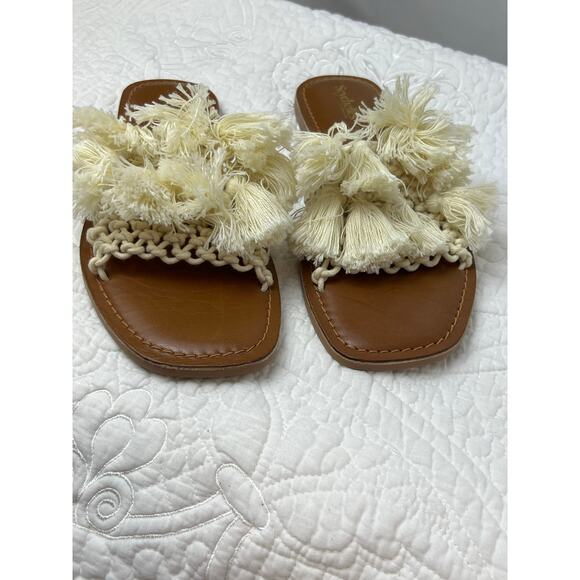 Seychelles Women's Size 7 White/Tan Slip on Fabric Pompom Flat Sandals Comfort - Picture 8 of 11